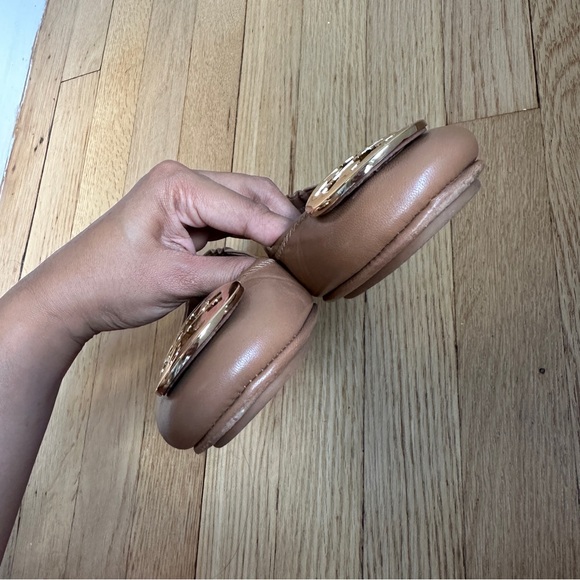 TORY BURCH MINNIE TRAVEL BALLET FLATS WITH METAL LOGO IN ROYAL TAN AND GOLD - Picture 7 of 9